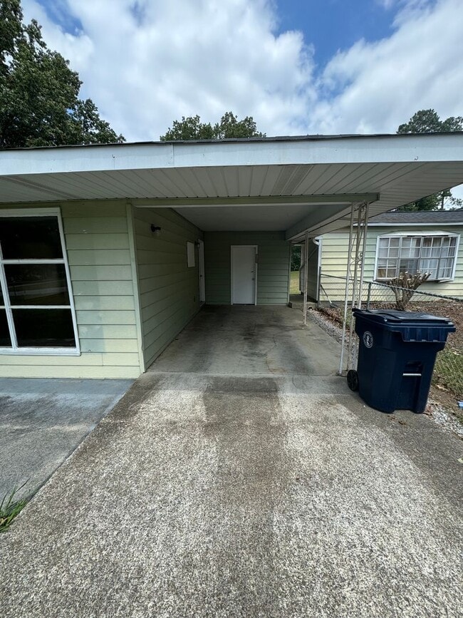Building Photo - 2 bed home in East Ridge $250 off first mo...