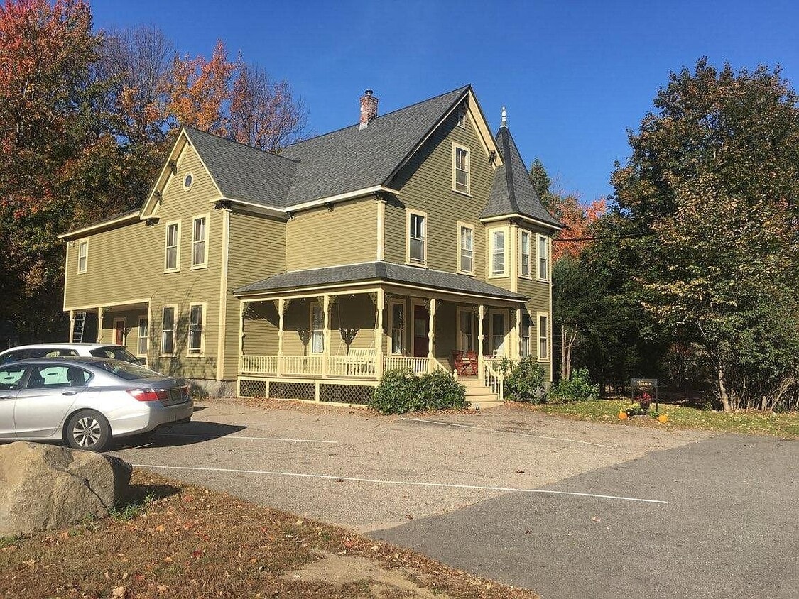 148 Washington St Unit 5 3rd Floor, Conway, NH 03818 Apartments