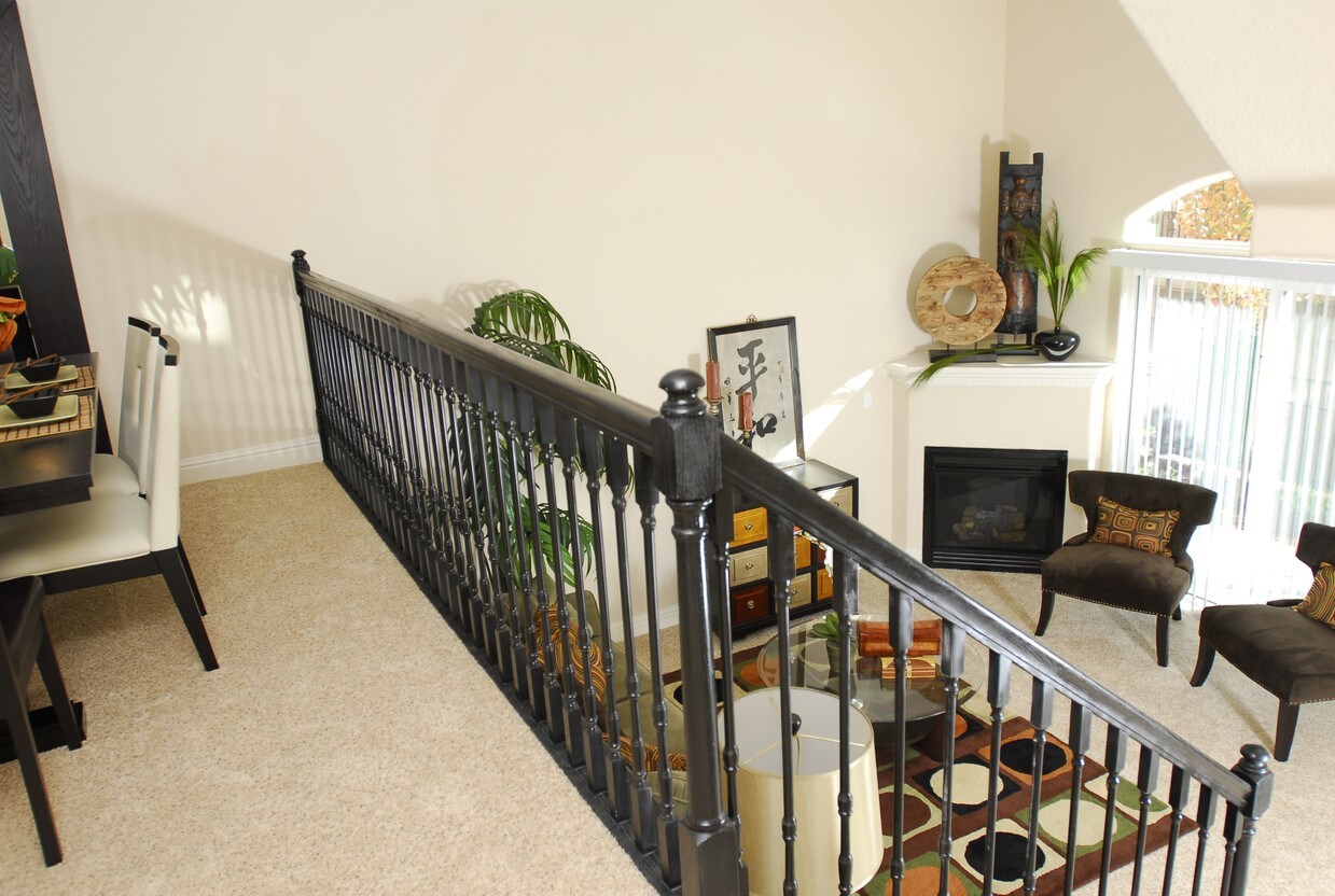 Loft con vista de la sala de estar - Sunset Rocklin Townhomes