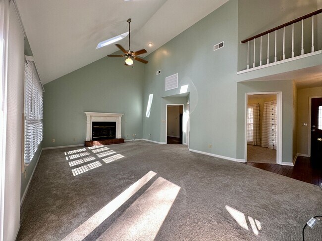 Foto del edificio - Spacious 4-Bedroom Home with Bonus Room & Exceptional Amenities