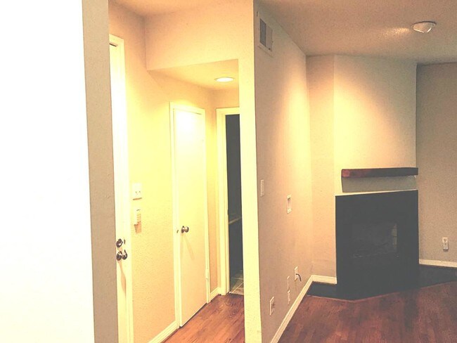 Building Photo - 1112 Bering Dr
