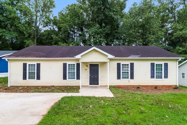 Building Photo - 6125 Pineneedle Dr SW