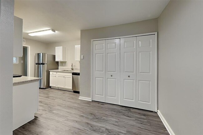 Building Photo - 627 Jeff Davis Dr