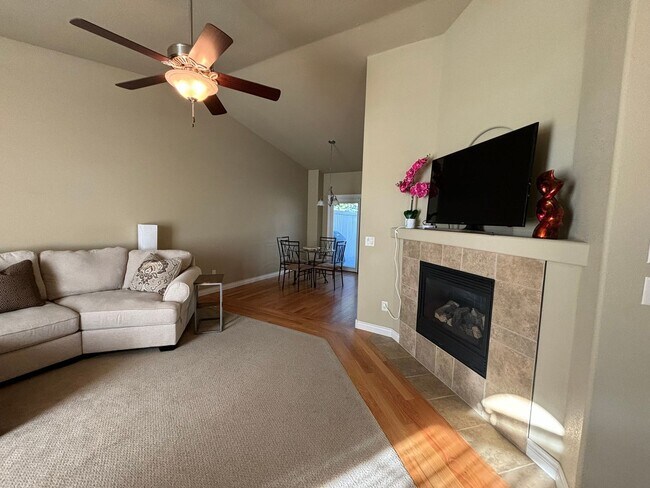 Building Photo - 3 BED | 3 BATH | TOWNHOME | DOUBLE GARAGE | WEST