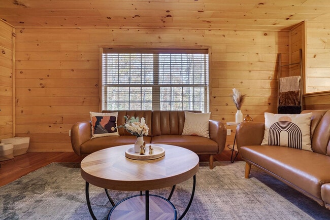 Foto del edificio - 255 Hillary Dr W