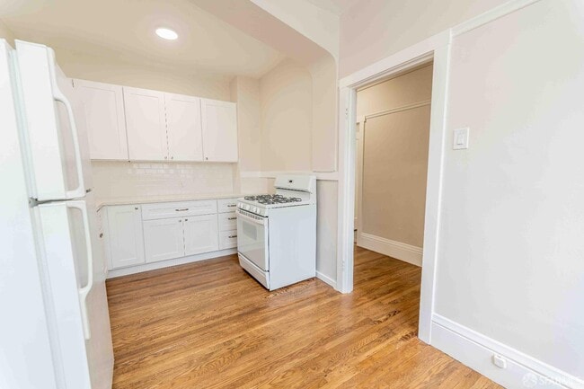 Building Photo - 910 Bay St