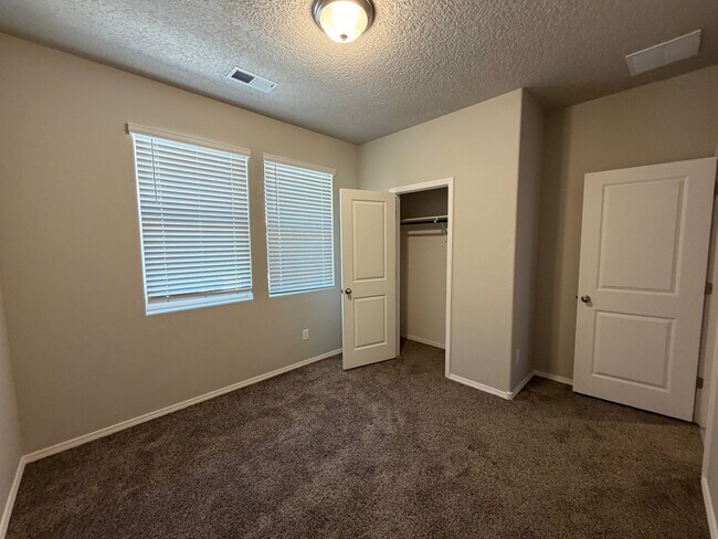 Foto del edificio - 2048 Hubbard St SE