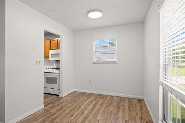 Foto del edificio - 2105 N Keebler Ave