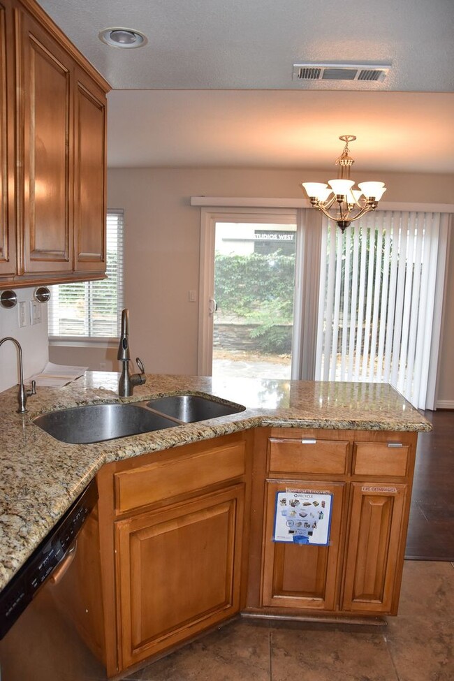 Building Photo - 3 Bedroom 2.5 Bath Hampton Court Condo Nea...