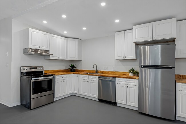 Building Photo - 1815 Apache Trail