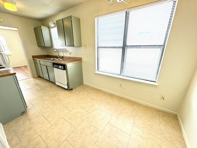 Building Photo - 2515 Bermuda Dr