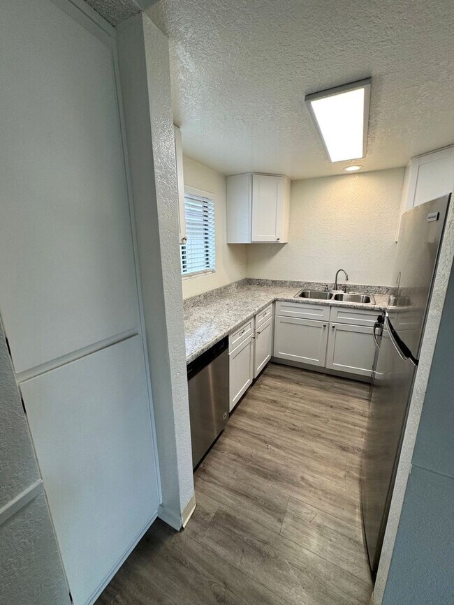 Foto del edificio - Upgraded West Ventura Apartment with Balcony