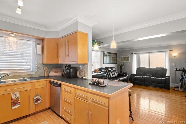 Building Photo - 20 Daly St