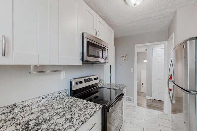 Foto del edificio - Stone Mountain House with Dining area. Modern & high-quality