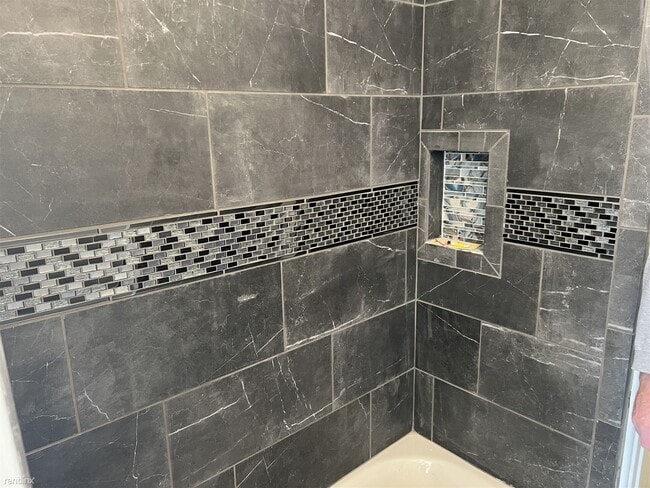 Building Photo - 3 br, 1 bath Duplex - Now/august(uptown)pi...