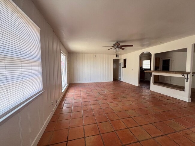 Building Photo - 3 Bedroom 1 Bathroom House with Spacious L...