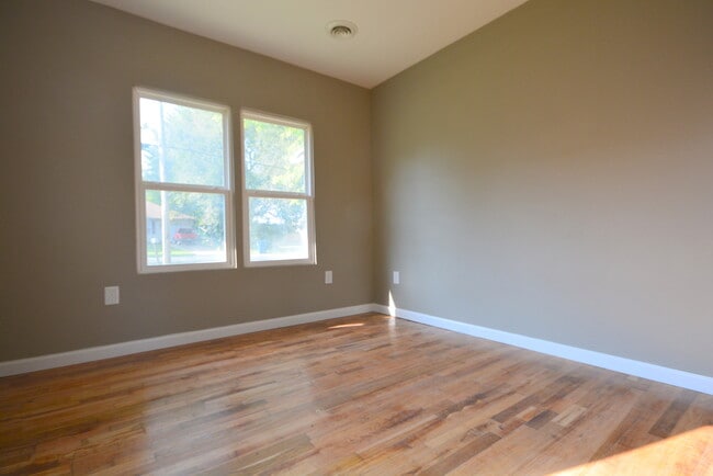 Building Photo - Available NOW 3 Bedroom 1 Bath