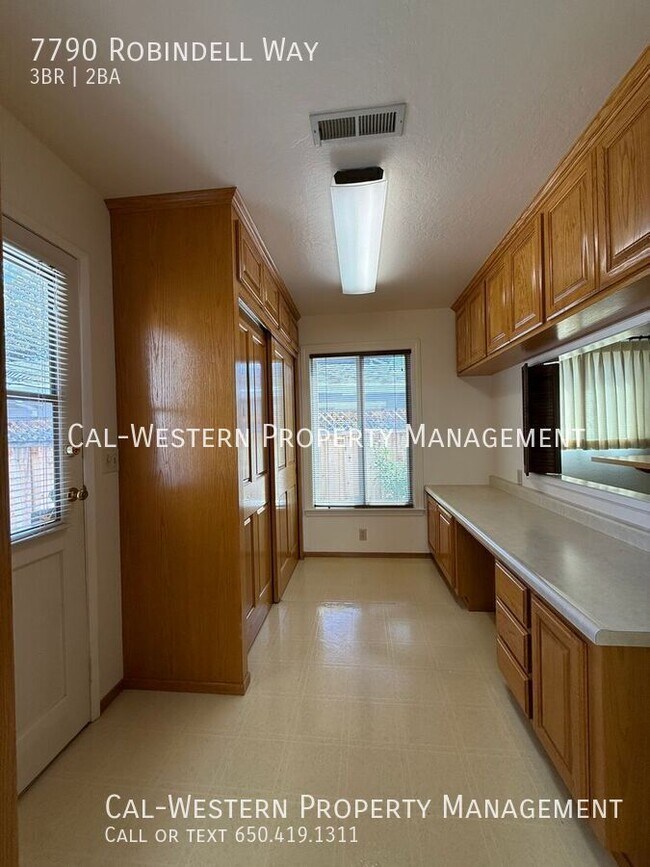 Foto del edificio - 7790 Robindell Way
