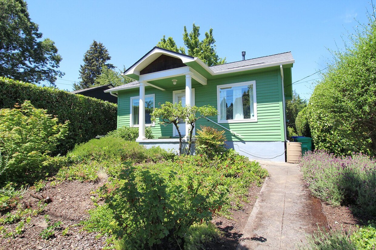 Primary Photo - Sweet Sellwood-Moreland 2 Bedroom Bungalow...