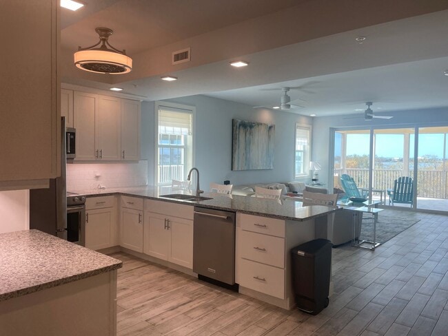 Foto del edificio - Coastal Luxury at Hidden Bay | 3BR Waterfront Condo with Bay Views