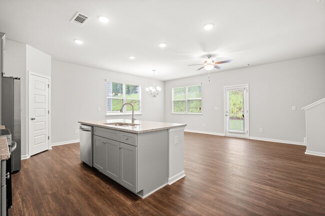 Building Photo - 4 bed / 2.5 bath in Gainesville! Retreat a...