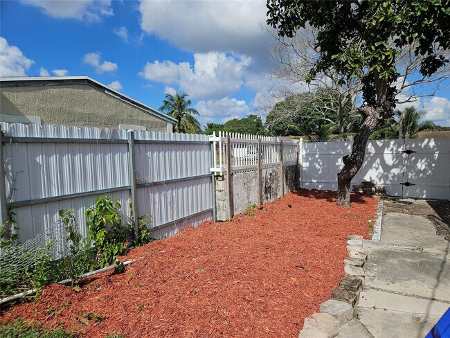 Building Photo - 6610 SW 26th St