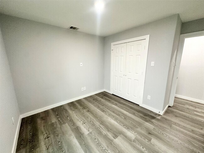 Foto del edificio - 8215 Crestview Dr