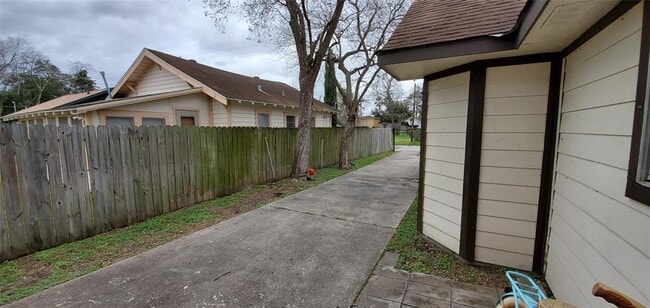 Building Photo - 5710 Dorbrandt St