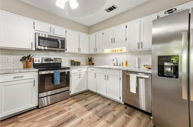 Building Photo - Beautiful Newly Renovated 3 Bedroom/2.5 Ba...