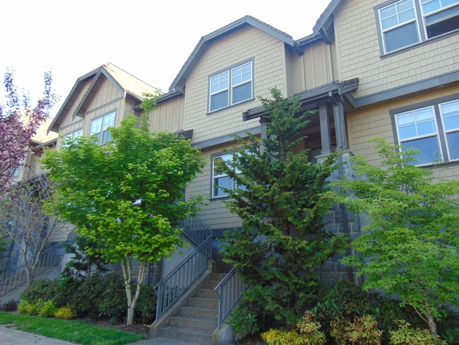 Building Photo - Quiet home close to shopping and Max