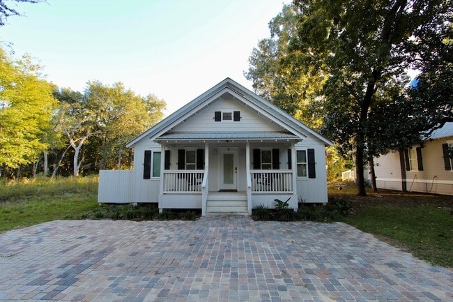 Building Photo - 8 Sally Ln