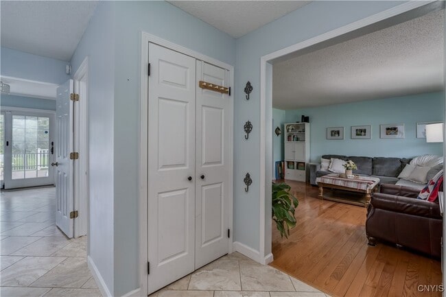 Building Photo - 467 Barben Ave