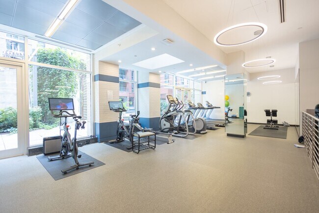 Foto del edificio - Stunning 1 BR+ Den/2 BA Condo in Navy Yard!