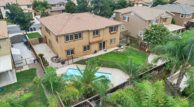 Foto del edificio - Stunning 5BR Home with Pool in Orangecrest...
