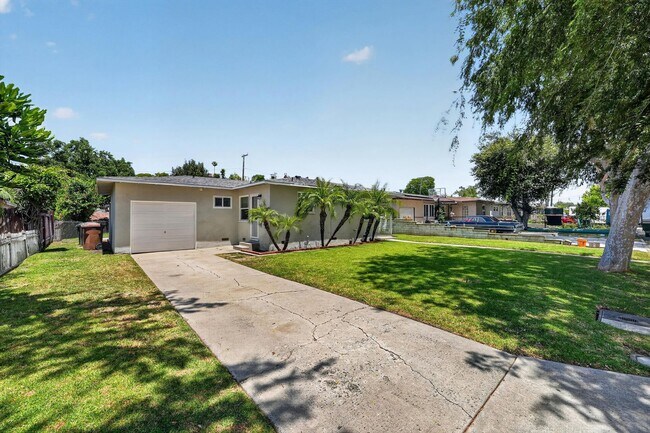Foto del edificio - Charming Fullerton Cul-de-Sac Home with Large Yard & Detached Garage