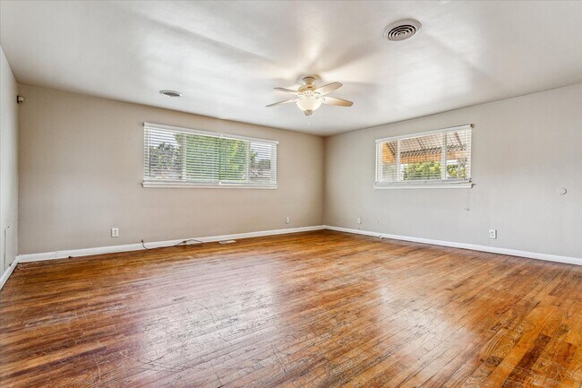 Building Photo - Spacious 4Bed/2Bath Ground Floor Unit in D...