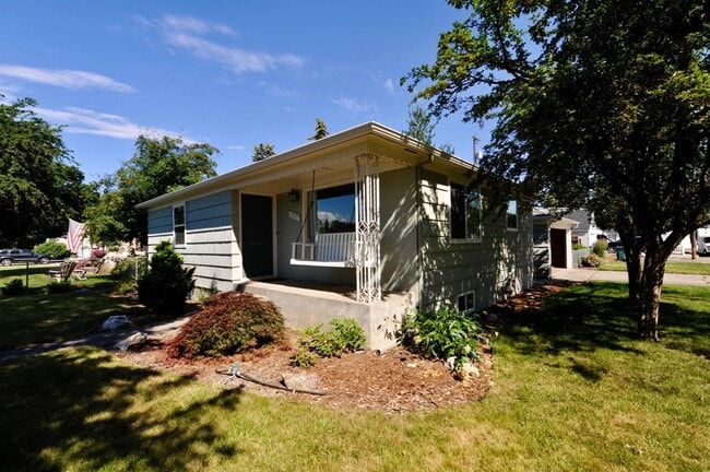 Foto del edificio - Charming 2 bed 1 bath bungalow with 2nd living room