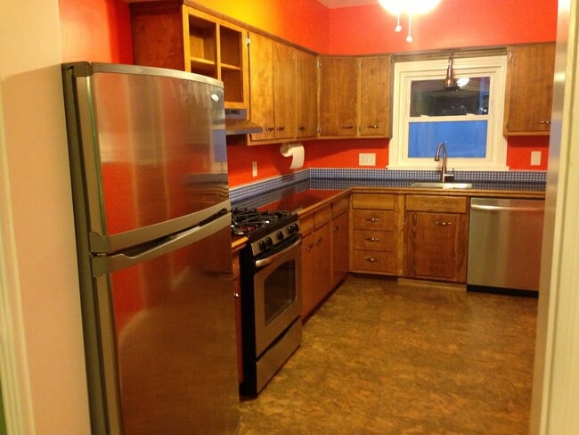Kitchen - 1825 Sarah St