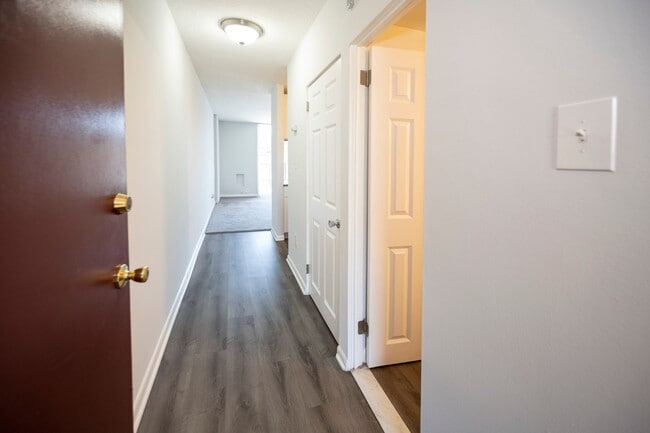 Building Photo - Creswood Apartments- Come home to Convenience!