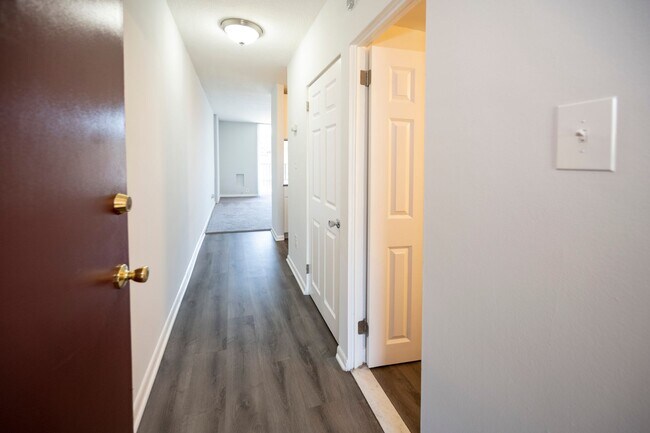 Foto del edificio - Creswood Apartments- Come home to Convenience!