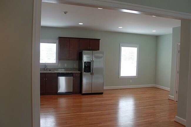 Foto del edificio - Large 4-Bedroom, 3.5 Bath Townhouse Minutes Away From VCU