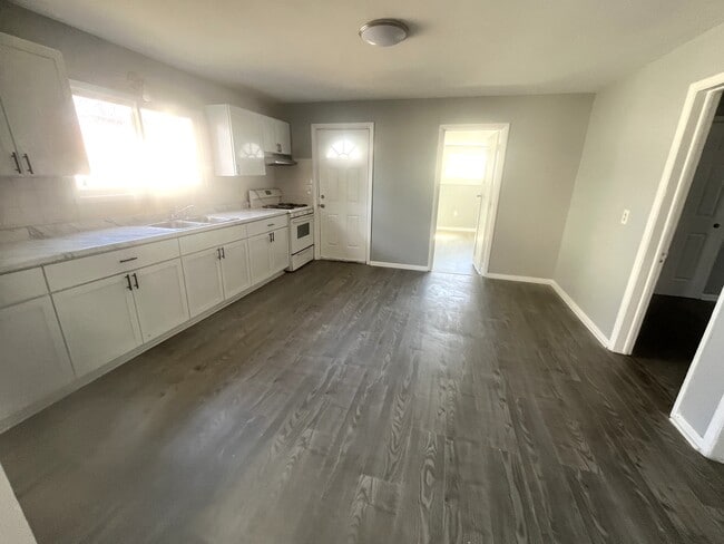 Building Photo - 417 W 17th St