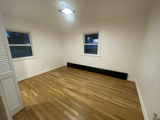 Building Photo - 44 Chestnut St