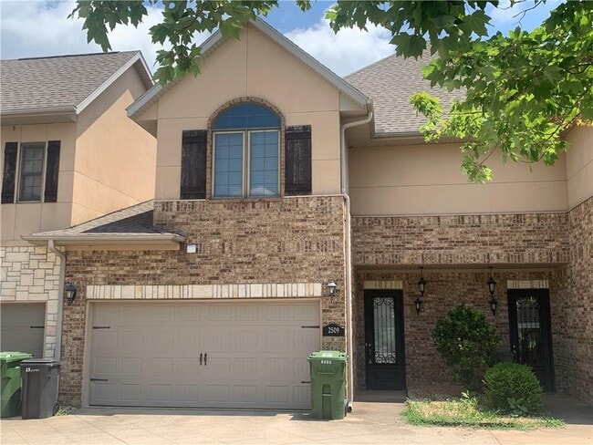Building Photo - 2509 S Everest Ave