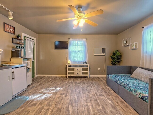 Building Photo - Beautiful  Renovated Studio Cottage