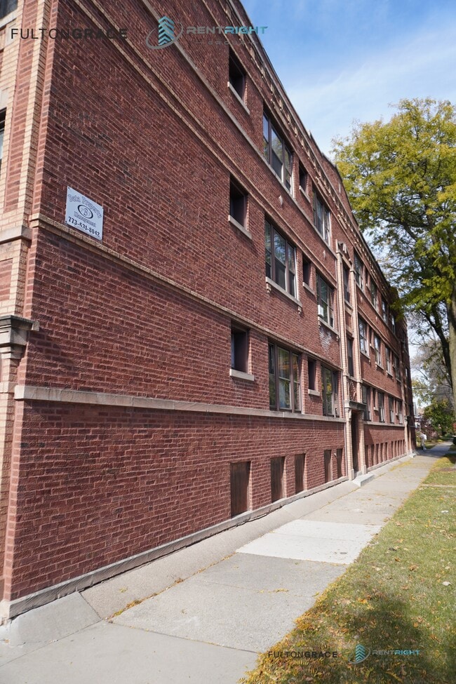 Building Photo - 4832 W Montrose Ave