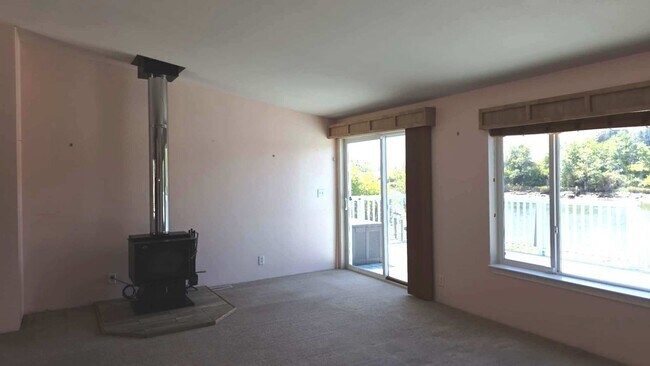 Foto del edificio - 3 bedroom, 1 3/4 bath home in Hoquiam on t...