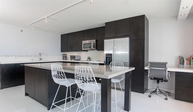 Building Photo - 400 S Pointe Dr