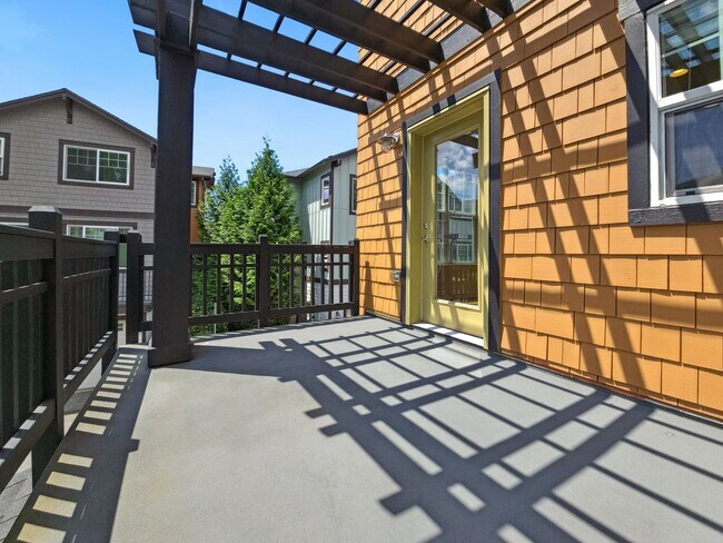 Building Photo - Spacious 3BR/3.5BA Townhome in Desirable E...