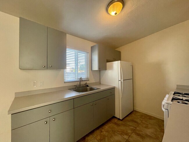 Building Photo - COMING SOON! 1 BEDROOM/1 BATHROOM Condo in Cathedral City!